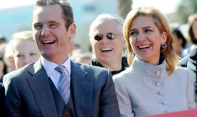 FOTO 7 | La ejemplaridad y legalidad que Felipe VI quiere imprimir a sus actos le llevó a retirar a su hermana el título de Duquesa de Palma que le había concedido su padre, lo que ha suscitado un distanciamiento en la familia.