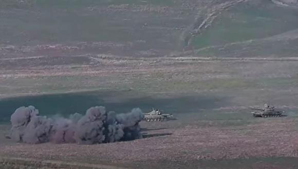 Una captura de imagen tomada de un video disponible en el sitio web oficial del Ministerio de Defensa de Armenia muestra la destrucción de tanques durante los enfrentamientos entre separatistas armenios y Azerbaiyán. (Foto: AFP).