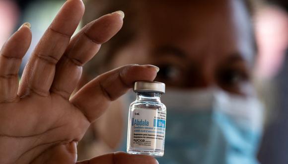 Una trabajadora de la salud sostiene un frasco vacío de la vacuna cubana candidata Abdala contra el coronavirus COVID-19. (YURI CORTEZ / AFP).