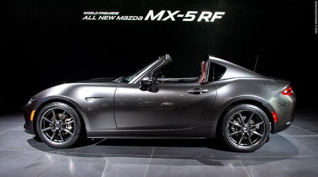 Mazda MX-5 RF. El recientemente rediseñado Mazda Miata es un deportivo de aspecto agradable, que se ve aún mejor con el techo puesto. La parte central del techo duro del MX-5 RF puede plegarse en unos 12 segundos, dejando atrás un techo abierto al estilo 