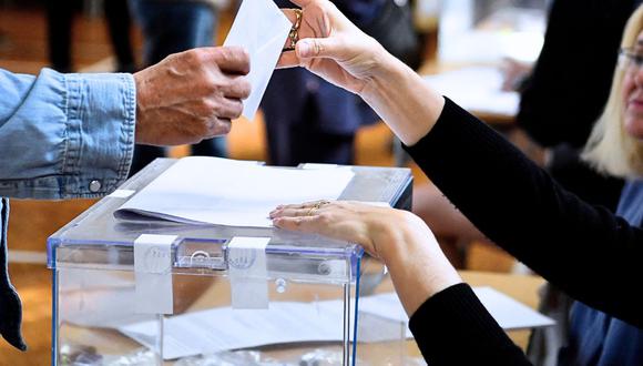 La participación de los miembros de mesa es importante para el desarrollo de la jornada electoral del 23-J (Foto: AFP)