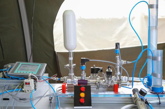 El primer prototipo de ventilador mecánico creado por las Fuerzas Armadas. (Foto: Presidencia)