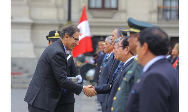 FOTO 9 | (25) El primer vicepresidente Martín Vizcarra también se acercó a saludar a los condecorados.