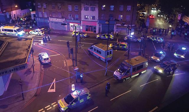 3 de junio del 2017: Un hombre que conducía una furgoneta arremetió contra peatones en el puente de Londres y condujo al mercado cercano del municipio donde tres hombres apuñalaron a transeúntes. Siete personas murieron y otras 48 resultaron heridas. La p