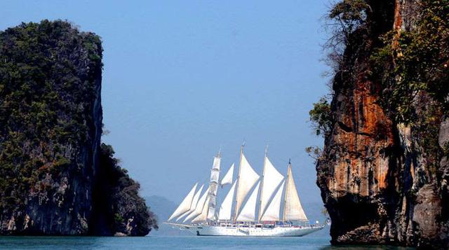 Phang Nga (Tailandia): No hace falta que tengas licencia para matar, con que tengas para navegar por los mares tailandeses podrás disfrutar de un paisaje completamente singular donde hacer expediciones en kayak por las diversas cuevas o descansar en la ar