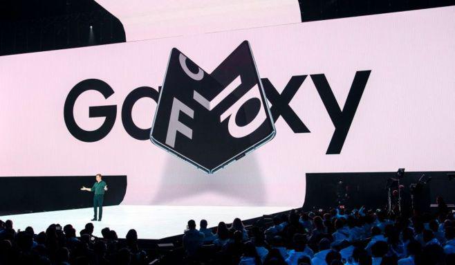 Samsung, el mayor fabricante de teléfonos inteligentes del mundo, dijo que tomó la difícil decisión en un intento por impulsar su eficiencia.