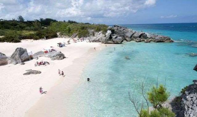 BERMUDAS. Bermudas es otro Territorio Británico de Ultramar situado en el océano Atlántico Norte. El sector turístico es la segunda industria más grande de Bermudas, solo por detrás de la banca, tratándose de un centro financiero ‘offshore'. Se estim