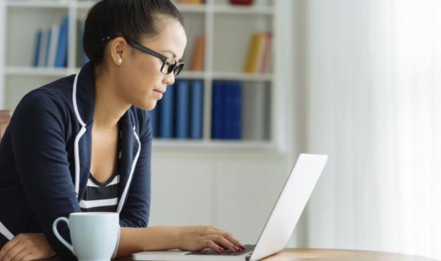 6. Formarse continuamente. Hacer crecer su negocio requiere de conocimientos en la materia, para ello es recomendable tomar cursos con frecuencia, ya sea presenciales o en línea. Acuda con mentores o lee sobre temas de gestión de empresas, liderazgo, entr