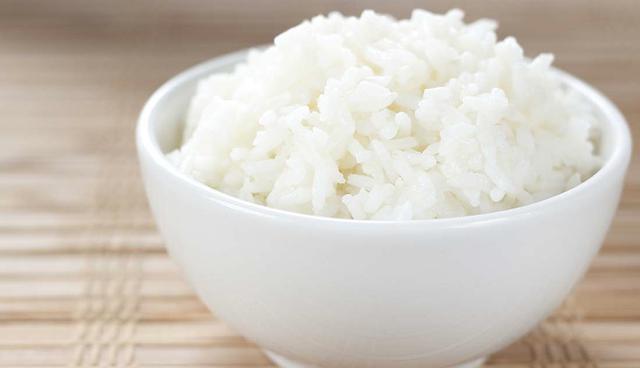 FOTO 4 | Arroz blanco. Una investigación publicada en el American Journal of Clinical Nutrition sugiere que comer 2 y media tazas de arroz blanco, cuatro horas antes de acostarse podría ayudarlo a dormir más rápido. Si la porción anterior se te hace demasiado, prueba comer una pequeña cantidad de carbohidratos, lo cual también podría ser útil.