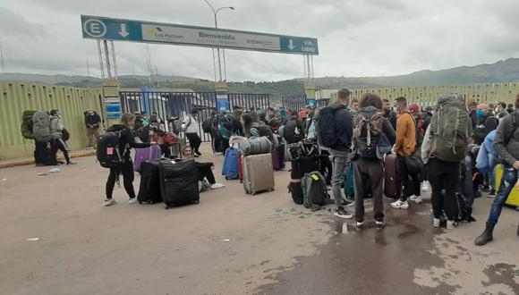 Turistas varados en el aeropuerto del Cusco. (Foto: Juan Sequeiros)