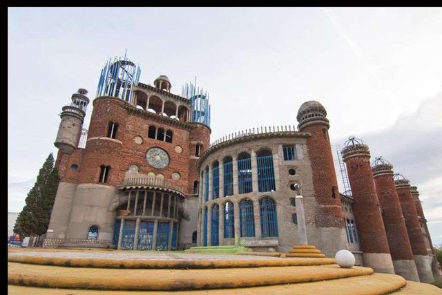 FOTO 18 | 18. Catedral de Justo, Mejorada del Campo. Fue construida enteramente por Justo Gallego desde 1961 hasta el día de hoy. Actualmente, las torres tienen una altura de 30 metros, pero Justo quiere que alcancen los 60 metros de altura. Por otro lado, la catedral es motivo de polémica, ya que al no tener licencia de construcción, peligra que la derriben.