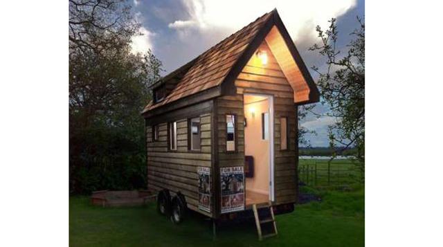 TINY HOUSE UK HOUSE ON WHEELS. Esta pequeña morada con ruedas fue creada por Tiny House UK y fue vendida en 2012.
