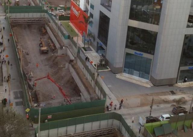 Fue construido bajo una profundidad de 15 metros y 18 de ancho, con estructura mixta de concreto armado y pretensada. Una de las características de la construcción es que no existen columnas a lo largo de los niveles.