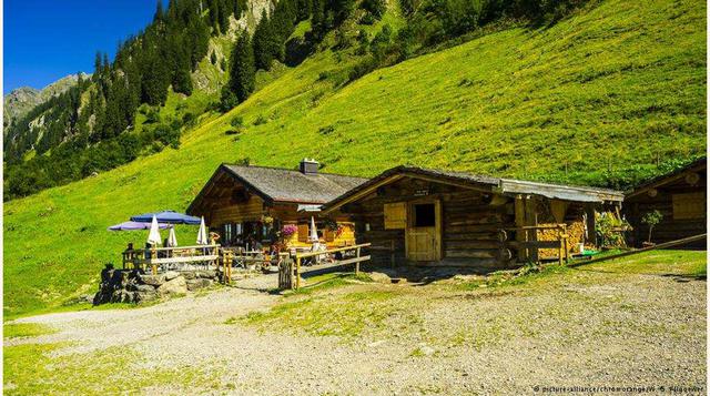 Exuberantes pastos verdes: En verano hay otro elemento que forma parte de la experiencia de Algovia: los pastos cultivados de las montañas, como en Dietersbach-Alpe, en el valle de Trettachtal, donde los senderistas pueden tomar un descanso y disfrutar de