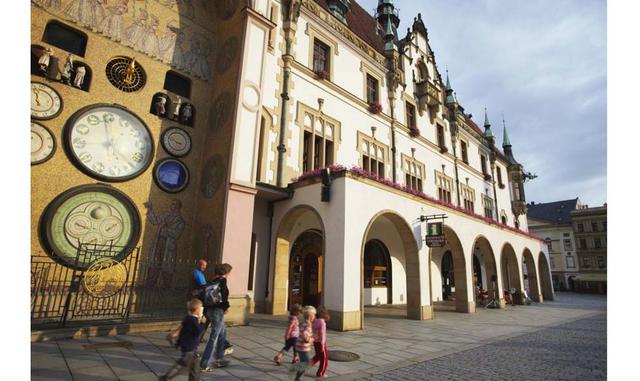 Olomouc (República Checa) No solo Praga presume de reloj astronómico en la República Checa. En Olomouc, al este del país, otra singular composición de este estilo preside una de las fachadas del Ayuntamiento. Su actual aspecto se remonta a los años 50, pu