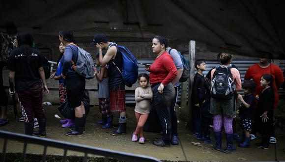 Personas migrantes hacen fila para ser registrados por migración, el 14 de octubre de 2022, en el pueblo de Bajo Chiquito (Panamá), tras cruzar la selva del Darién migrando hacia los Estados Unidos.