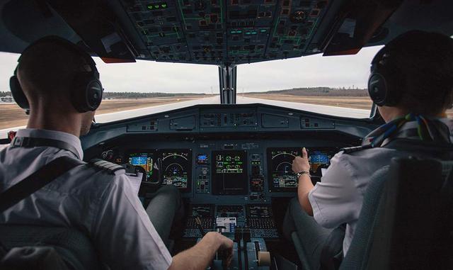 Piloto de aerolíneas. Los pilotos “necesitan ser gerentes experimentados y comunicadores inteligentes que se sienten cómodos con un horario no estándar” dice el informe. Los pilotos comerciales por lo general tienen título de licenciados, una certificación de piloto de transporte aéreo y la licencia de piloto comercial de la Administración Federal de Aviación. Algunas universidades ofrecen formación de pilotos como parte de un grado de aviación que lleva entre dos y cuatro años, ha informado BLS. Salario medio anual: $134.000. Ofertas de trabajo 1.969