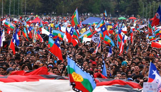 Así se puso la guinda a este concierto que reafirmó el tono pacífico que se impuso en las protestas después de la histórica manifestación de 1,2 millones de personas que colapsó el centro el viernes. (Foto: EFE)