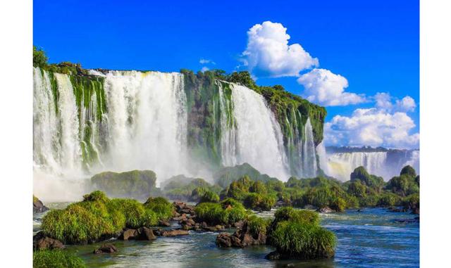 Río de Janeiro y el sur de Brasil. Brasil es un enorme país con muchos climas distintos. Mayo es un mes excelente para descubrir Río y la zona sur del país. Disfruta el ajetreo de la ciudad y las maravillas de la naturaleza, como las Cataratas del Iguazú 