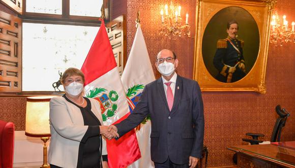 El canciller César Landa junto a la expresidenta de Chile Michelle Bachelet. (Foto: Cancillería peruana)