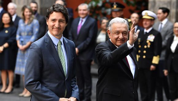 El presidente de México, Andrés Manuel López Obrador (D), saluda mientras camina junto al primer ministro de Canadá, Justin Trudeau (I), en Palacio Nacional en la Ciudad de México el 11 de enero de 2023. (Foto de CLAUDIO CRUZ / AFP)