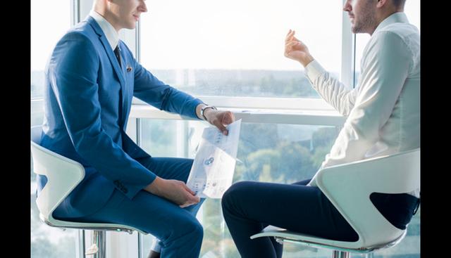 FOTO 4 | 4. La jerarquía puede ser estorbosa

La comunicación debe viajar por el camino más corto y no a través de las cadenas de mando. Una fuente importante de problemas es la mala comunicación entre los departamentos. La forma de resolver esto es permitir el libre flujo de información entre todos los niveles.

De no hacer esto se puede producir una especie de teléfono descompuesto y hacer que las cosas no sucedan de la manera correcta. (Foto: Freepik)