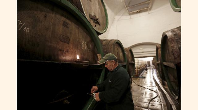 Un bodeguero prepara un vaso de cerveza sin pasteurizar en Plzenský Prazdroj (Pilsner Urquell). AB InBev está ofreciendo 44 libras por cada acción de SABMiller. (Foto: Reuters)