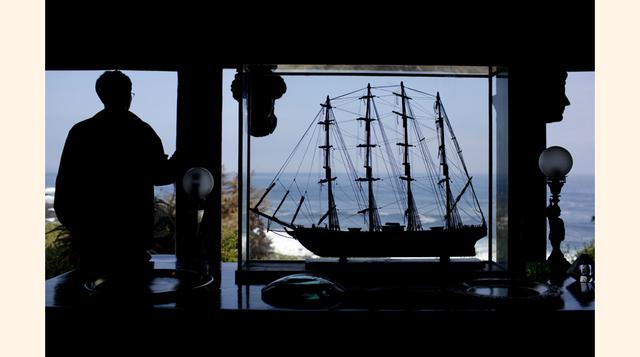 Los salones de la casa tienen barcos en botellas y arena de las playas brasileñas, un regalo del escritor Jorge Amado. Fuera está el más grande juguete de Pablo Neruda: un motor de tren que el poeta trajo arrastrándolo con bueyes y jeeps. (Foto: AP)