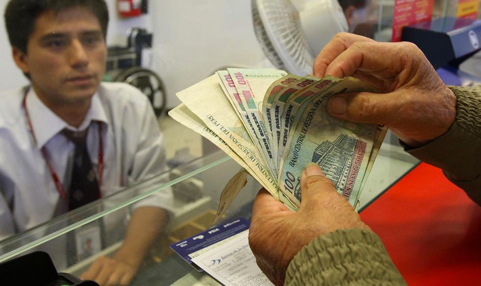 Foto 7 | Cartas fianza otorgadas por bancos caen por segundo año consecutivo. Las cartas fianza son objeto de preocupación por estos días. La banca ha restringido su otorgamiento a empresas constructoras que están siendo investigadas por casos de corrupción. Desde el 2008, el monto total involucrado en las cartas fianza otorgadas por los bancos venía creciendo a tasas de dos dígitos. Sin embargo, en los dos últimos años (2016 y 2017) esta modalidad de financiamiento ha perdido dinamismo y más bien se ha reducido. Los montos de cartas fianza emitidos sumaron S/ 50,314 millones al cierre del 2017, con lo cual anotaron una contracción anual de 3% (S/ 1,572 millones), según la Superintendencia de Banca, Seguros y AFP (SBS). En el 2016 la reducción había sido algo menor, de 1%. La carta fianza es una modalidad de crédito indirecto. Consiste en un documento emitido por las entidades financieras, autorizadas por la SBS, que respalda las responsabilidades y obligaciones del fiado (una empresa) ante un tercero, de manera incondicional.  (Foto: Andina).