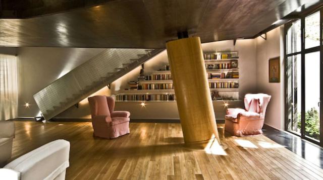 La casa del árbol (Roma, Italia). Todos los ambientes del departamento, la cocina, el comedor, etc., rodean un pequeño patio y las divisiones internas están hechas de vidrio, de manera de que la ‘casa del árbol’ se pueda ver desde cualquier ángulo.