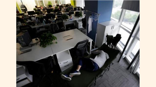 Kou Meng, director de producto de RenRen Credit Management Co., duerme en una cama plegable en su oficina ubicada en Pekín, China. (Foto: Reuters)