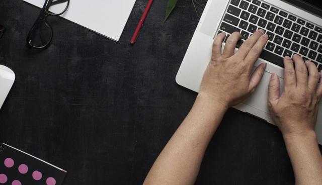 FOTO 2 | 2. Escribe y publica un e-book. Otra gran forma de generar una cantidad respetable de ingresos pasivos es escribir y publicar un e-book. Libros de no ficción que te ayuden a educar a tu audiencia en temas como marketing digital, negocios o cualquier otra área de desarrollo se venderán mucho mejor que los libros de ficción.

Claro que la ficción te puede hacer ganar mucho dinero, pero también es un campo más competido si no eres un escritor establecido y no tienes una base de fans armada. Usa la plataforma de Amazon Kindle Direct Publishing y publica libros electrónicos que satisfagan una necesidad existente en nichos populares en los que tengas cierto nivel de experiencia. (Foto: Storyblocks)