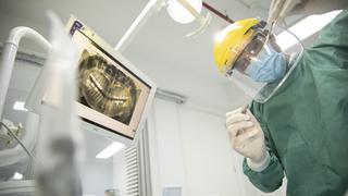 Los británicos, forzados a hacer de dentistas durante el confinamiento