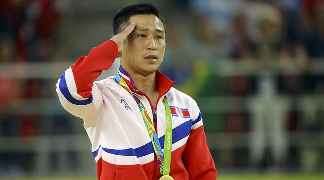 10. Saludo marcial El norcoreano Ri Se-gwang venció el concurso de salto de gimnasia artística masculina. Durante la prueba dio una muestra asombrosa de imperturbabilidad, no concediendo si quiera una mínima sonrisa al público que le animaba. El único ges