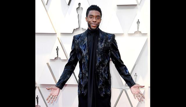 Chadwick Boseman, protagonista de "Black Panther", llegó a la gala con elegante traje de brillos. (Foto: AFP)