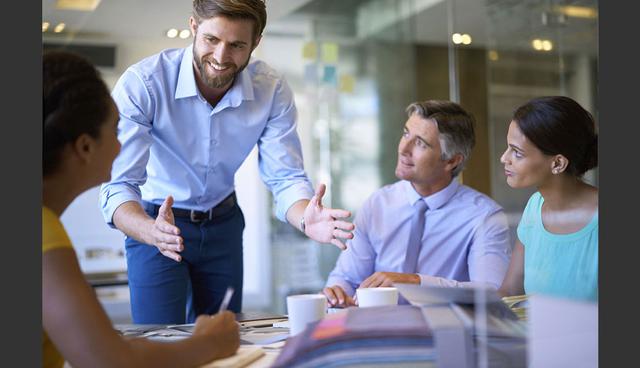 FOTO 8 | 8. Tuviste un mentor. No es secreto que la compañía que mantienes puede afectar que tan exitoso puedes ser. Piensa en ello por un segundo.  Si pasas la mayor parte de tu tiempo con personas negativas o desmotivadas, ¿no te quitarán el impulso para lograr tus metas? 

En otras palabras, si quieres ser rico, tienes que empezar a “juntarte” con personas que te impulsen y te enseñen. No solo te mantendrán motivado, puede que encuentres un mentor que te enseñe los secretos para acelerar tu éxito. (Foto: Getty)