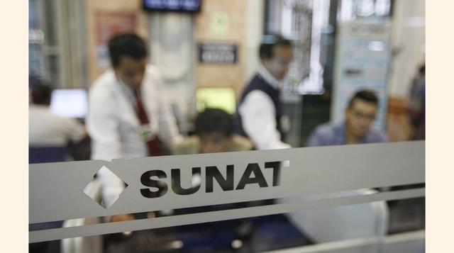 Sobre el consumo, dice que dos variables muestran un desempeño positivo del sector: la recaudación del Impuesto General a las Ventas interno y las salidas aéreas nacionales. La primera creció 7.5% en julio y durante el año acumula una variación de 2.9%. L