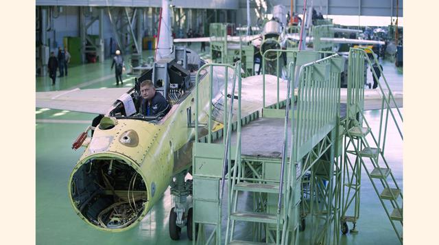 La Corporación MiG ha anunciado que este año va a fabricar 32 aviones, de los cuales 24 se producirán en su planta de Lukhovitsy, en las afueras de Moscú. Estos aparatos se entregarán al Ministerio de Defensa de Rusia y a clientes extranjeros. (Foto: AP)
