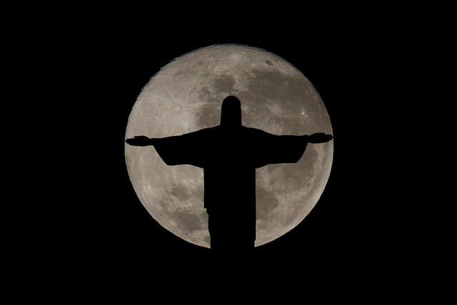 Durante los Juegos Olímpicos se pudo ver una superluna por toda la ciudad de Río de Janeiro y que fue retratada detrás del famoso Cristo Redentor. (Foto Reuters)