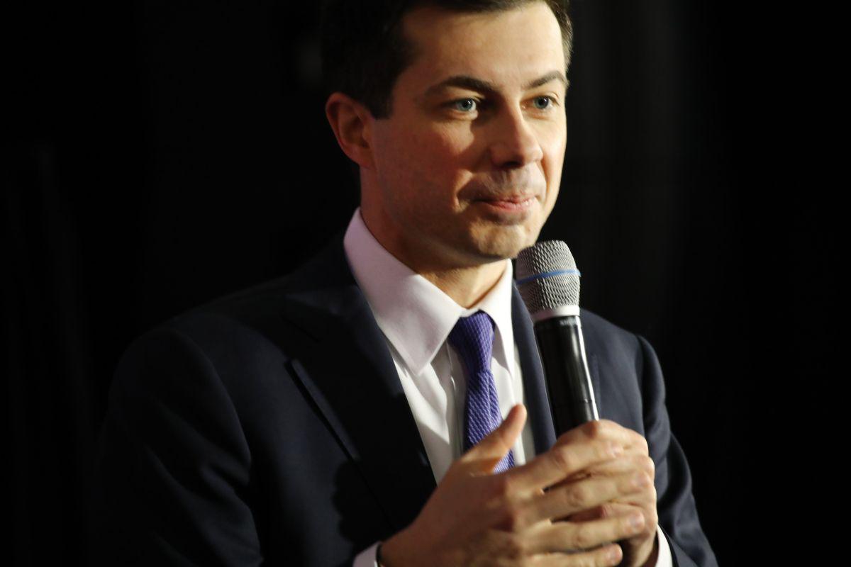 Pete Buttigieg lidera los primeros resultados emitidos por los Demócratas. (AFP)