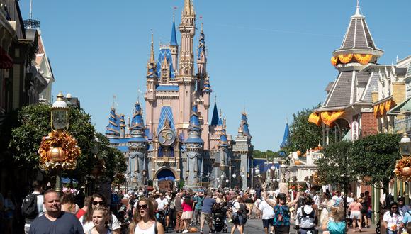 Visitantes caminan por Main Street en The Magic Kingdom mientras Walt Disney World reabre tras el huracán Ian en Orlando, Florida, el 30 de septiembre de 2022. (Foto de Bryan R. Smith / AFP)