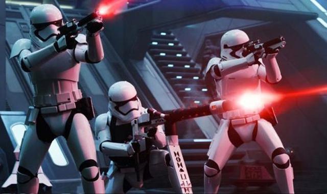 FOTO 5 | Siempre hay espacio para mejorar. La apariencia no lo es todo. Puede que te veas imponente o aterrador, pero también necesitas las habilidades y el conocimiento que lo respalde. Todo lo que decimos es que los Stormtroopers podrían ser mejores apuntando a sus objetivos. Uno pensaría que las máquinas creadas para matar tendrían mejor puntería. Ve también la poco elegante muerte del siempre letal Boba Fett, por culpa de una mochila de cohete y el pozo de Sarlacc.