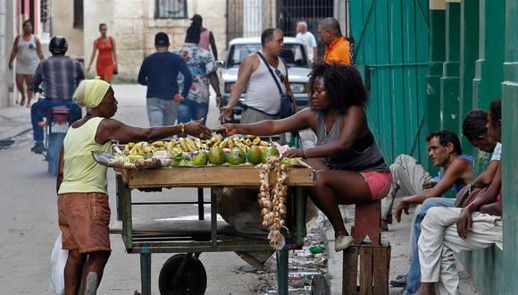 Vista de una vendedora de productos agropecuarios en una calle de La Habana (Cuba). (Foto: EFE)