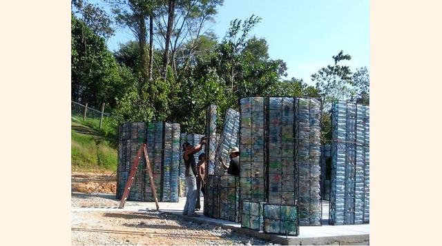 El planeta entero se enfrenta al inmenso problema que constituye la acumulación de botellas de plástico. (foto:arq.clarin)
