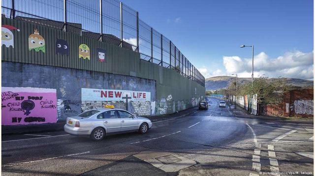 Murallas para la paz, en Irlanda del Norte, el gobierno británico comenzó a erigir en 1969 las llamadas "Murallas de la paz", para separar a católicos de protestantes. En ellas hay pórticos que permiten el paso, que eran cerrados cuando había di