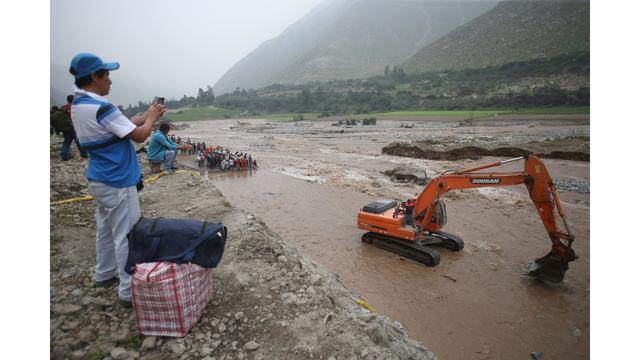 Tras desborde el MTC inició los trabajos para la ruta alterna. (Foto:Andina)