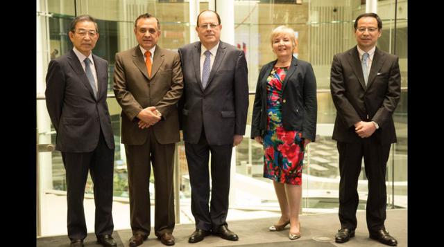 Junto a representantes de la bolsa de Tokio, figuran Julio Velarde, presidente del BCRP, Lilian Rocca, superintendenta de la SMV, y Elard Escala Sánchez-Barreto, embajador peruano en Tokio.