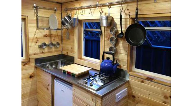 La planta baja tiene un baño y una cocina de tamaño bastante decente y además ofrece algunos útiles gadgets.