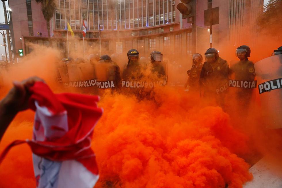 Manifestantes se enfrentan a la Policía durante la Tercera Toma de Lima, que se desarrolla en la tarde de este miércoles 19 de julio. (Foto: GEC)