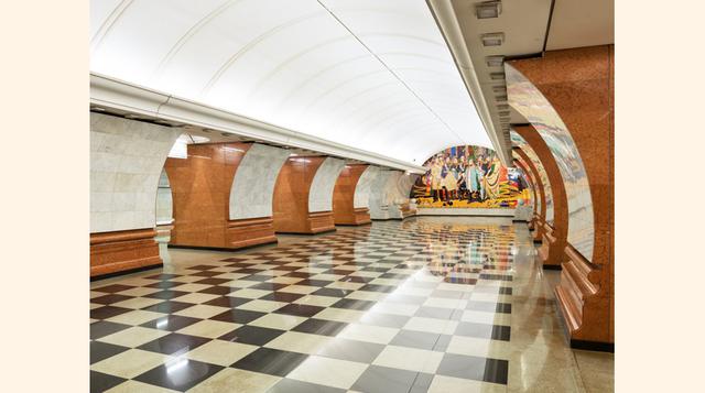16. La estación Pobedy Park en Moscú, Rusia, también es impresionante, con sus estructuras de cristal de colores, mármol de piso a techo, techos cavernosos y unas de las escaleras mecánicas más largas de Europa, que se extiende 125 metros cada una. (Foto: